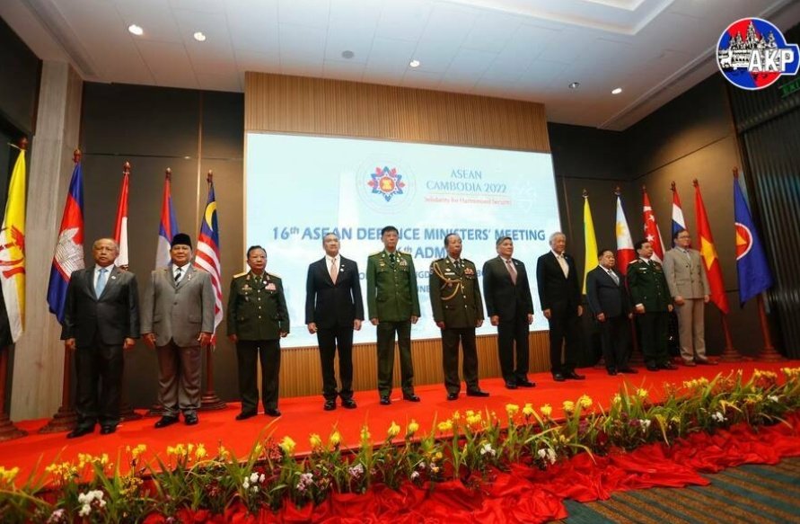 MayWongST's tweet photo. THREAD: #Yangon-based diplomat told me it's "extremely disappointing to see professional #militaries engage with #Myanmar at such senior levels" at @ASEAN defence ministers' #Cambodia meeting. This after at least 2,000 civilians killed since #militarycoup #WhatsHappeningInMyanmar https://t.co/zZGbW5BO0b