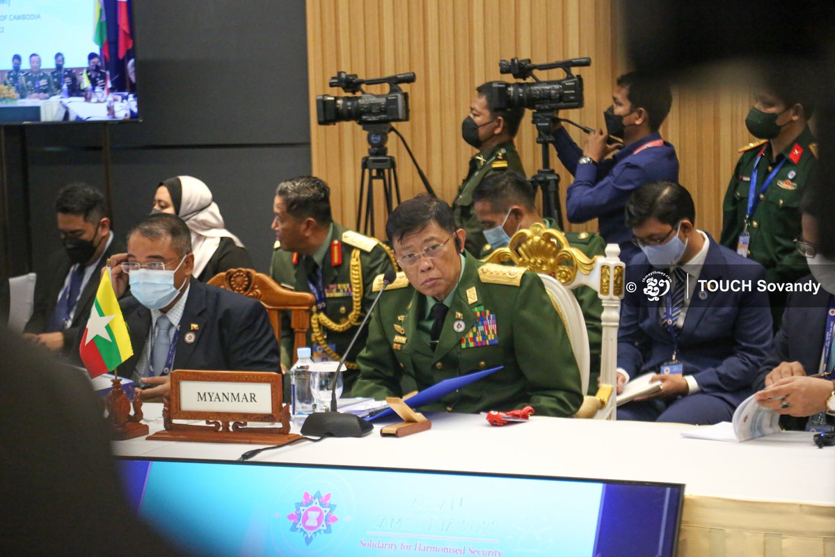 MayWongST's tweet photo. THREAD: #Yangon-based diplomat told me it's "extremely disappointing to see professional #militaries engage with #Myanmar at such senior levels" at @ASEAN defence ministers' #Cambodia meeting. This after at least 2,000 civilians killed since #militarycoup #WhatsHappeningInMyanmar https://t.co/zZGbW5BO0b