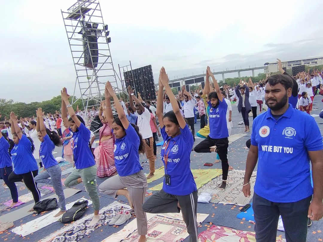 NssBhavans's tweet photo. Yoga is the gateway of happiness that body needs.The Volunteers of the NSS Unit of Bhavans Vivekananda College have attended a yoga session - Yoga for humanity at Parade grounds, Secunderabad on the account of International Yoga day 2022. 
@_NSSIndia
@YASMinistry
@nssrdhyderbad https://t.co/YrKOJybASX