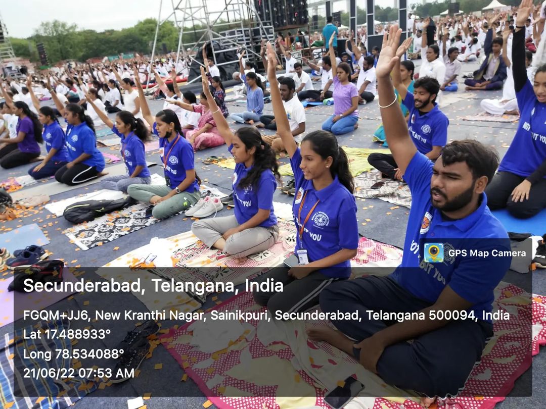 NssBhavans's tweet photo. Yoga is the gateway of happiness that body needs.The Volunteers of the NSS Unit of Bhavans Vivekananda College have attended a yoga session - Yoga for humanity at Parade grounds, Secunderabad on the account of International Yoga day 2022. 
@_NSSIndia
@YASMinistry
@nssrdhyderbad https://t.co/YrKOJybASX