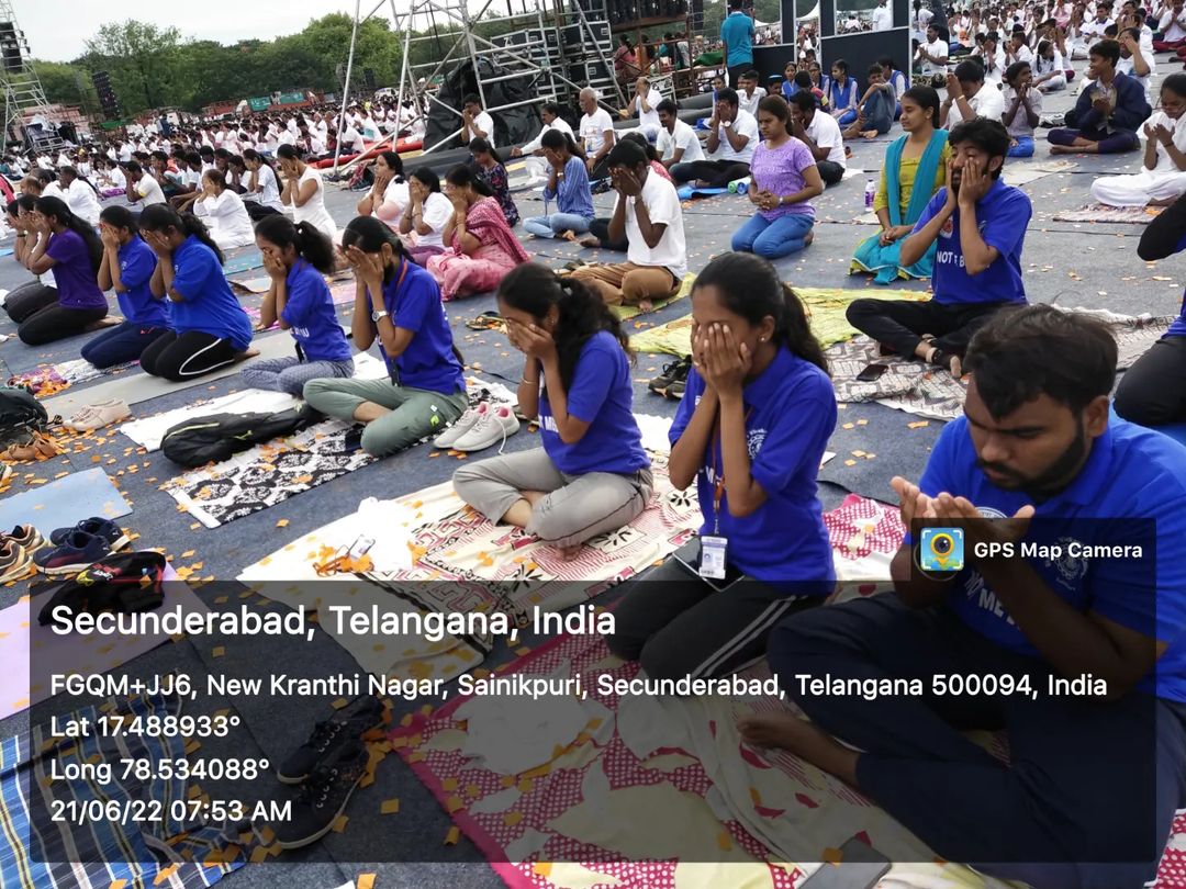 NssBhavans's tweet photo. Yoga is the gateway of happiness that body needs.The Volunteers of the NSS Unit of Bhavans Vivekananda College have attended a yoga session - Yoga for humanity at Parade grounds, Secunderabad on the account of International Yoga day 2022. 
@_NSSIndia
@YASMinistry
@nssrdhyderbad https://t.co/YrKOJybASX