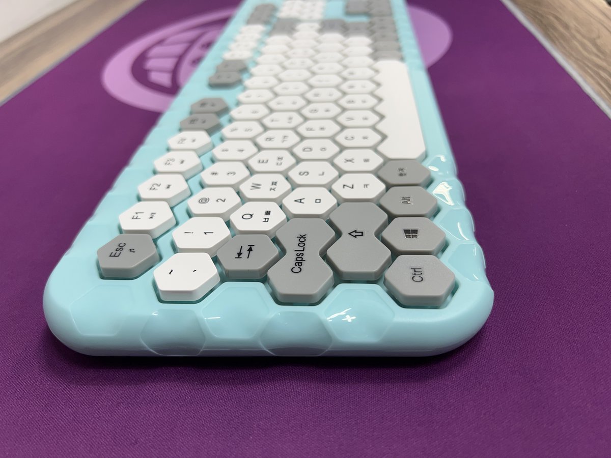 538번째 이벤트 입니다

이번에는 벌집 모양의 키캡이 탑재된 멤브레인 방식의 무선 키보드 마우스 제품으로 진행하겠습니다!

팔로우 + 리트윗 해주신 분들 중 한분 추첨해서 드릴게요!

6월 27일 월요일에 추첨하겠습니다!

(제품 정보 링크는 타래에 있습니다)