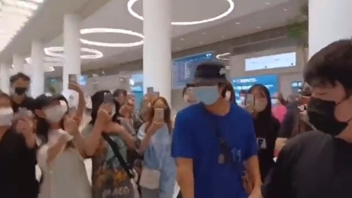 btssomma's tweet photo. Those people around nj with phones are not media...................... https://t.co/arOeOkDjdv