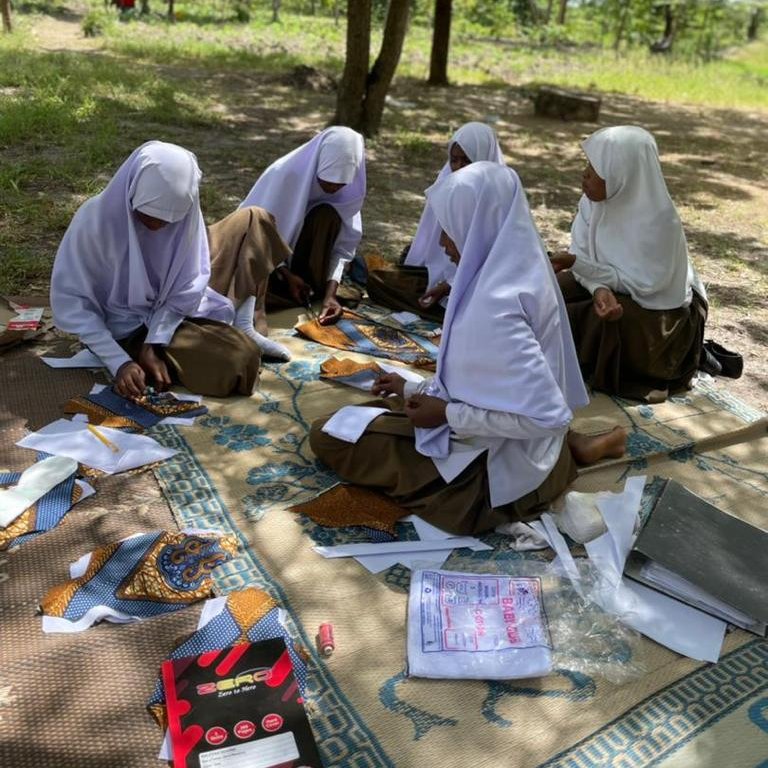 RoomtoRead_TZ's tweet photo. Learning to make their own sanitary towels can help most girls maintain menstrual hygiene and attend school during their periods.

#Education #GirlsEducation https://t.co/I4PHWvqFC1