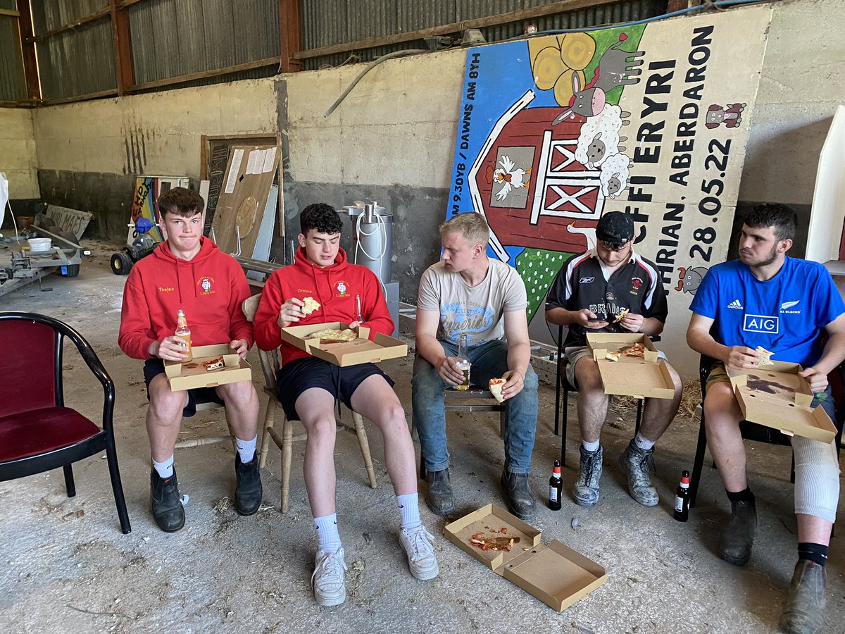 CFfI_Llanrwst's tweet photo. Cyfarfod Blynyddol y Clwb neithiwr 🤩

Swyddogion wedi penodi ar gyfer 2022-23 a diolch i Pizza Llan am y 🍕 https://t.co/nHHHVHNhQC