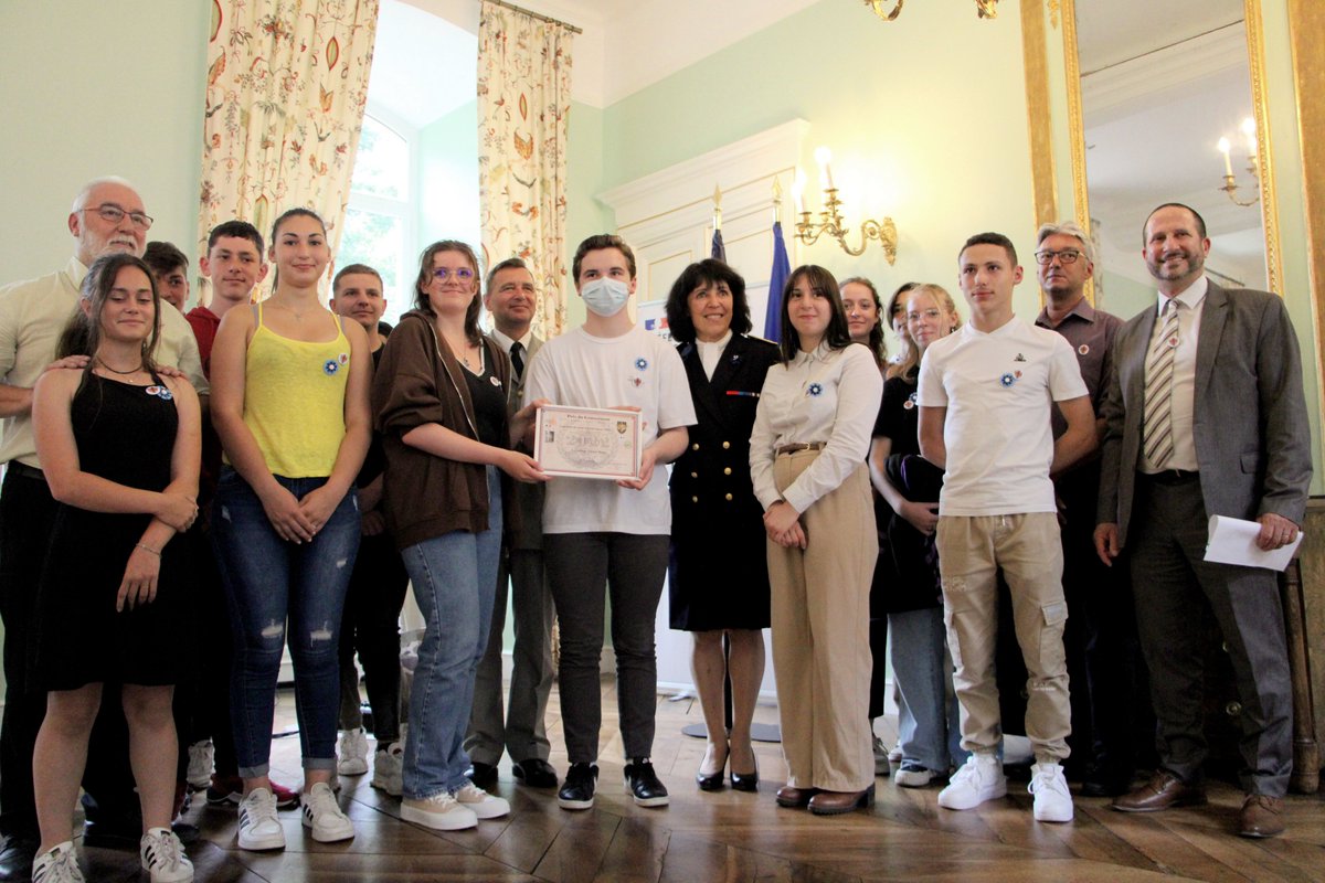 Prefet09's tweet photo. La Préfète de l'#Ariège Sylvie Feucher et le Général Cyrille Youchtchenko remettent le 3ème prix du concours du gouverneur militaire de Marseille à la classe de #défense  du collège Victor Hugo de Lavelanet, accompagnée pour l'occasion du maire Marc Sanchez. https://t.co/H8Fuw1J7uu