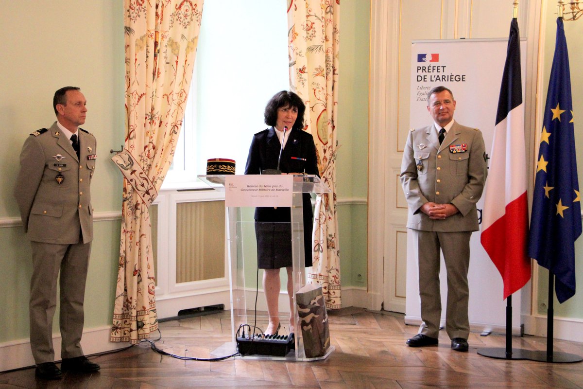 Prefet09's tweet photo. La Préfète de l'#Ariège Sylvie Feucher et le Général Cyrille Youchtchenko remettent le 3ème prix du concours du gouverneur militaire de Marseille à la classe de #défense  du collège Victor Hugo de Lavelanet, accompagnée pour l'occasion du maire Marc Sanchez. https://t.co/H8Fuw1J7uu