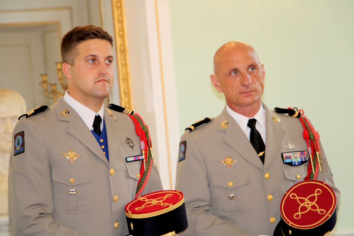 Prefet09's tweet photo. La Préfète de l'#Ariège Sylvie Feucher et le Général Cyrille Youchtchenko remettent le 3ème prix du concours du gouverneur militaire de Marseille à la classe de #défense  du collège Victor Hugo de Lavelanet, accompagnée pour l'occasion du maire Marc Sanchez. https://t.co/H8Fuw1J7uu