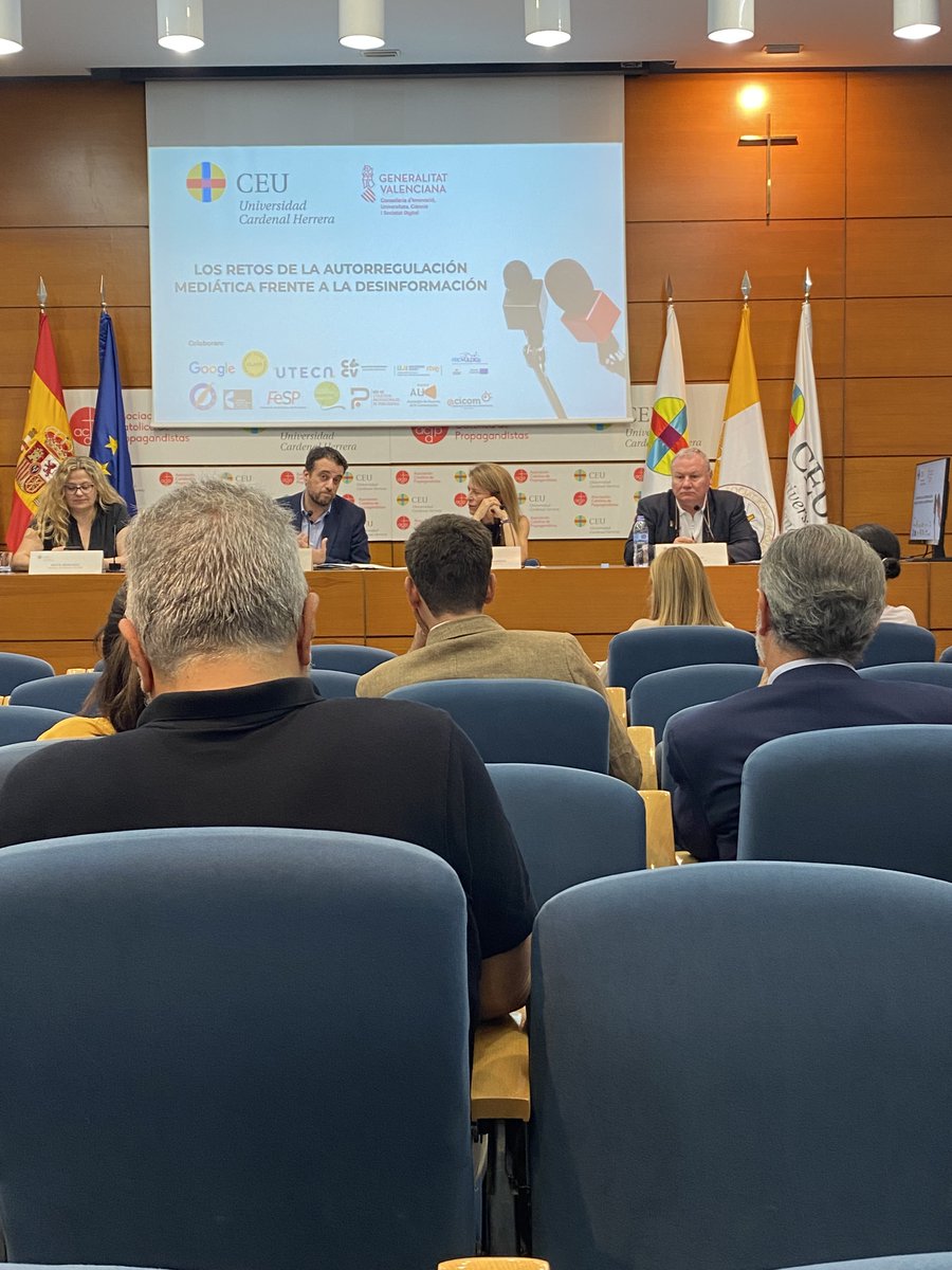 anapvalero1's tweet photo. Los retos de la autorregulación mediática para frenar la #desinformación. Seminario en @uchceu, con @AnunRamirez, #HugoAznar, @prostoll y @maitemarket
Pere Rostoll, Director General de Comunicación de la Generalitat🗣: "Las redes sociales son espacios de desinformación" https://t.co/18MSeRjVE1