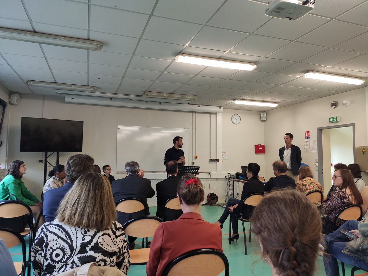 BastienMasse's tweet image. Inauguration aujourd&apos;hui de la première #NewtonRoom pérenne de France dans le collège Félix Landreau à Angers. Un format #FirstScandinavia adapté par @LeoLagrange pour proposer un lieu dédié aux #sciences #penséeinformatique #exploration #curiosité