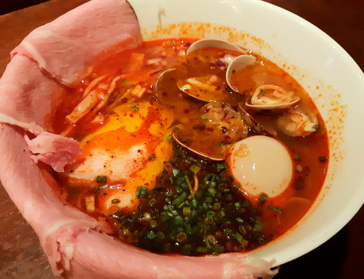 을지로3가, 콘부
카라구치 쇼유라멘.

조개육수로 맛을 낸 라멘인데 시원하고 깔끔하며 깊은 감칠맛에 카타멘! 수비드한 돼지 목살 등 토핑들도 하나같이 정성이 가득해서 눈물 흘리면서 싹싹 긁어먹음🍜❤ 쇼유가 안 짜고 그냥... 맛있음 흑흑😂