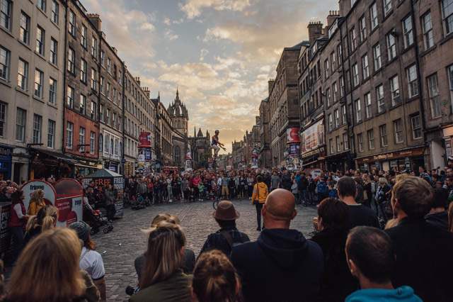 brianjaffa's tweet photo. NEW: Free @edfringe street theatre shows will be expanded across the city centre this summer - under plans to ease crowd congestion with a new walking route from the High St to the St James Quarter, via The Mound, Princes St Gardens & St Andrew Square.
https://t.co/LtFiUI9UyA https://t.co/p3pvAMP9Wt