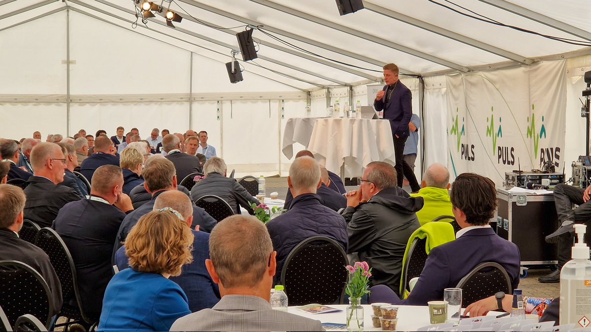 lysgaard's tweet photo. I en usikker tid er der noget, vi er sikre på: Det er en rigtig god ide at isolere vores boligmasse. Det er en tigtig god ide at få fjernvarmerør ud.
@BrianVad til #PULS22 hos @DkFjernvarme
#dkgreen #dkenergi #varmsamtale https://t.co/mCWeyUBLYE