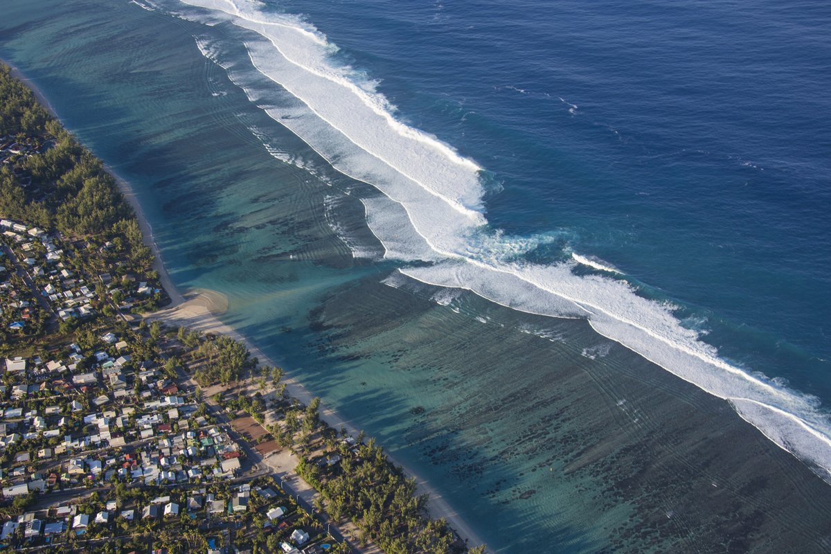 🏖Seul ou avec sa moitié, on parfait son bronzage tout en papotant de la mer et du beau temps.🌊

📸Lionel Ghighi

#LaReunion #ileintense #gotoreunion #reuniontourisme