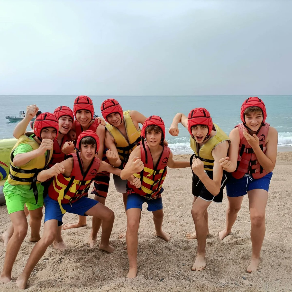 epiasabadell's tweet photo. SORTIDA AQUÀTICA
Ahir els de 2n d'ESO vam fruir de les activitats que ens tenien preparades el Club Nàutic de Pineda de Mar. Vam gaudir d'activitats a l'aigua com el Bodyboard, el Caiac o inflables. Una bona manera d'acabar tots junts al 1r cicle de secundària!
#2NESOPIASABADELL https://t.co/g1A3ePwNuw
