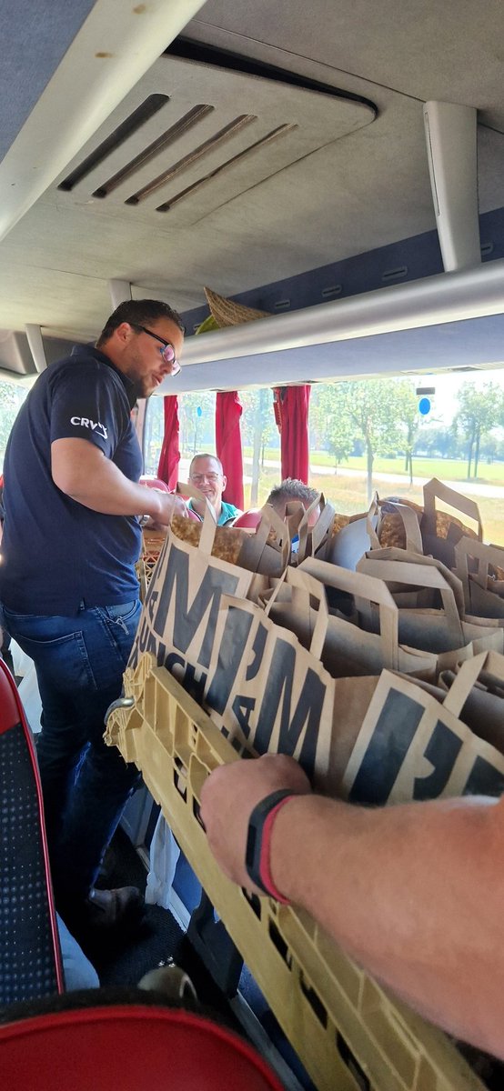 Onderweg naar het #boerenprotest de saamhorigheid is groot! Deze stikstofplannen moeten van tafel!! Onderweg worden luchpakketjes en koffie uitgedeeld bedankt <a href="/CRV4all/">CRV</a>  en Wijha💪en <a href="/LTOVechtdal/">LTO Noord, afdeling Vechtdal</a> voor regelen van de bus! #trotsopdeboer