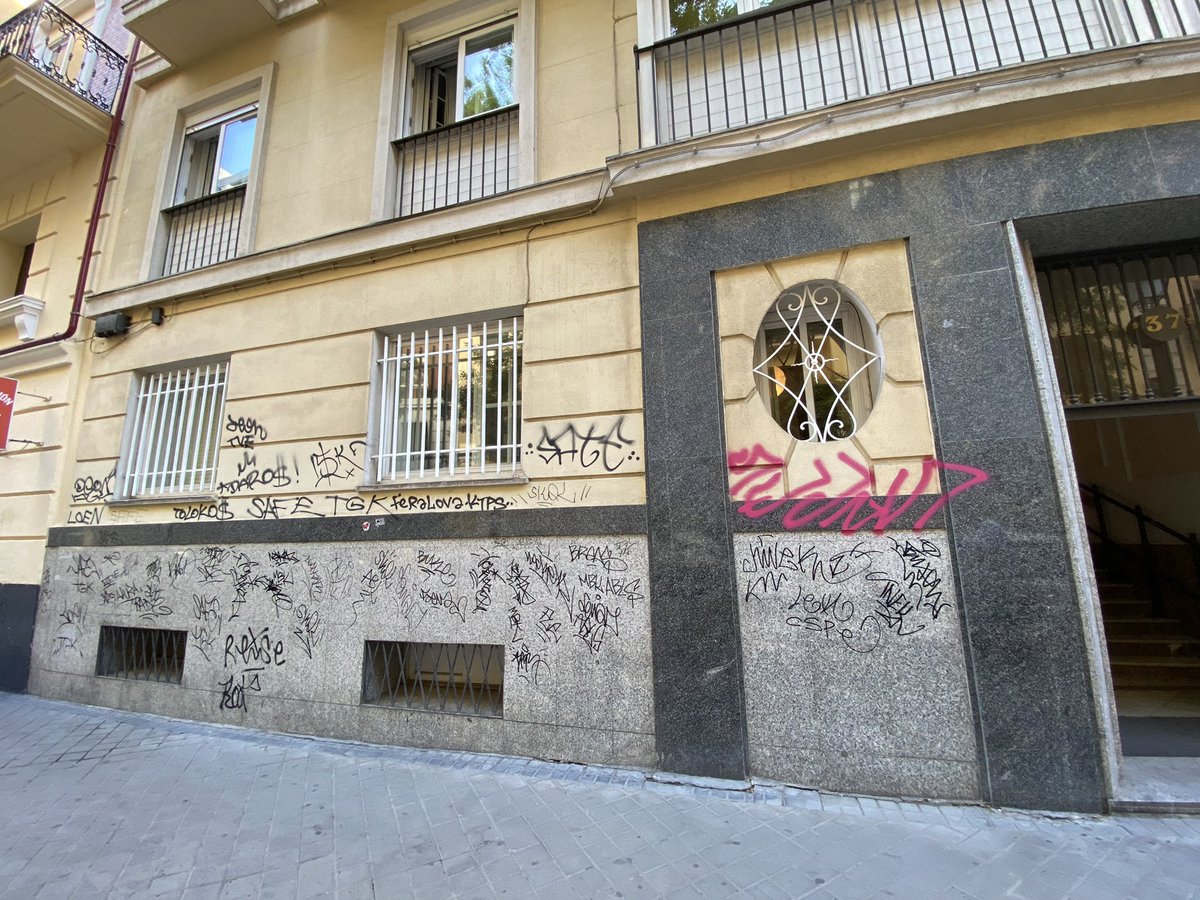 AleAloMan's tweet photo. En pocos sitios he sido más feliz que en el centro de @MADRID; y cada vez es más difícil sentirse cómodo. Ruidos, peleas, vandalismo…tenemos que darle una vuelta por el bien de todos @AlmeidaPP_ y evitar que de jueves a sábado haya que irse del centro. https://t.co/sHhvxgLZHk