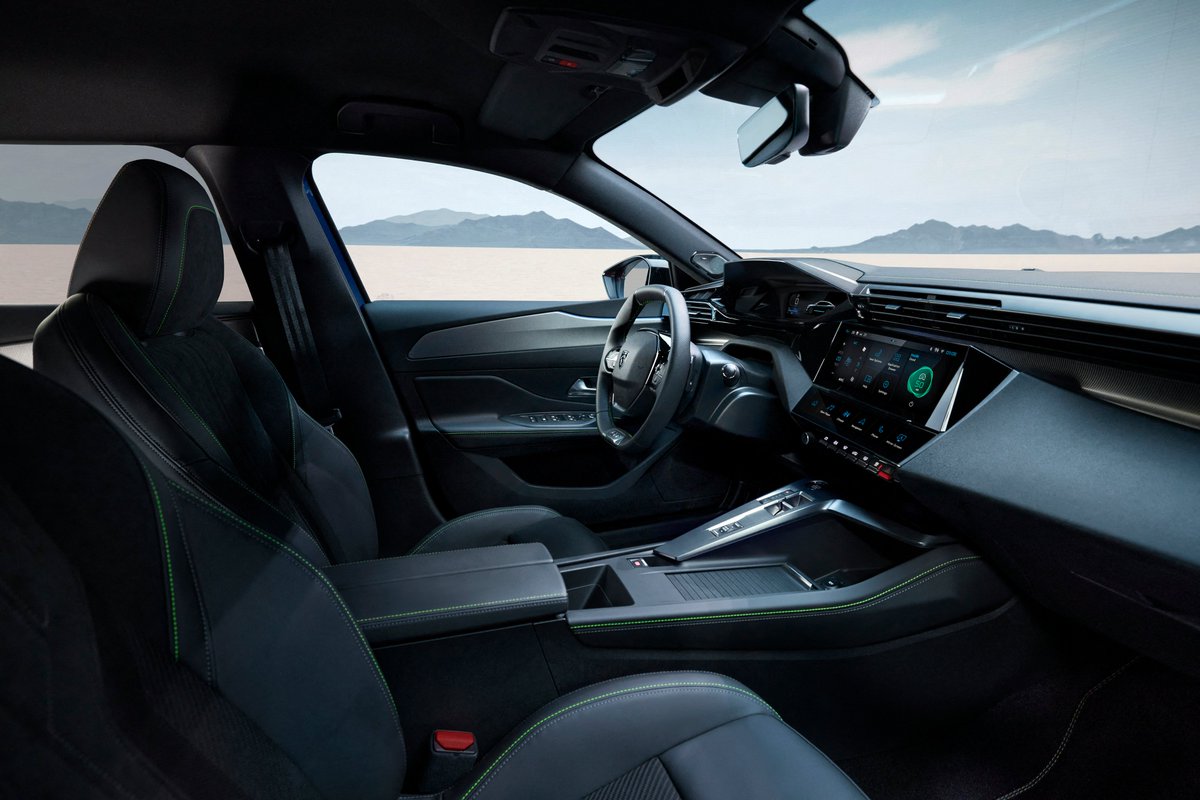Pablogutauto's tweet photo. El #Peugeot408 es un #crossover de 4,69 m. -batalla 2,79 m.- y hasta 536 l. de maletero. Incluye el #gasolina 1.2 #PureTech 130 CV o los híbridos enchufables #PHEV de 180 y 225 CV, siempre con la caja automática EAT8 y tracción #2WD. Ofrece 6 colores y llantas de 20". @PeugeotES https://t.co/w9ViYLY6nw
