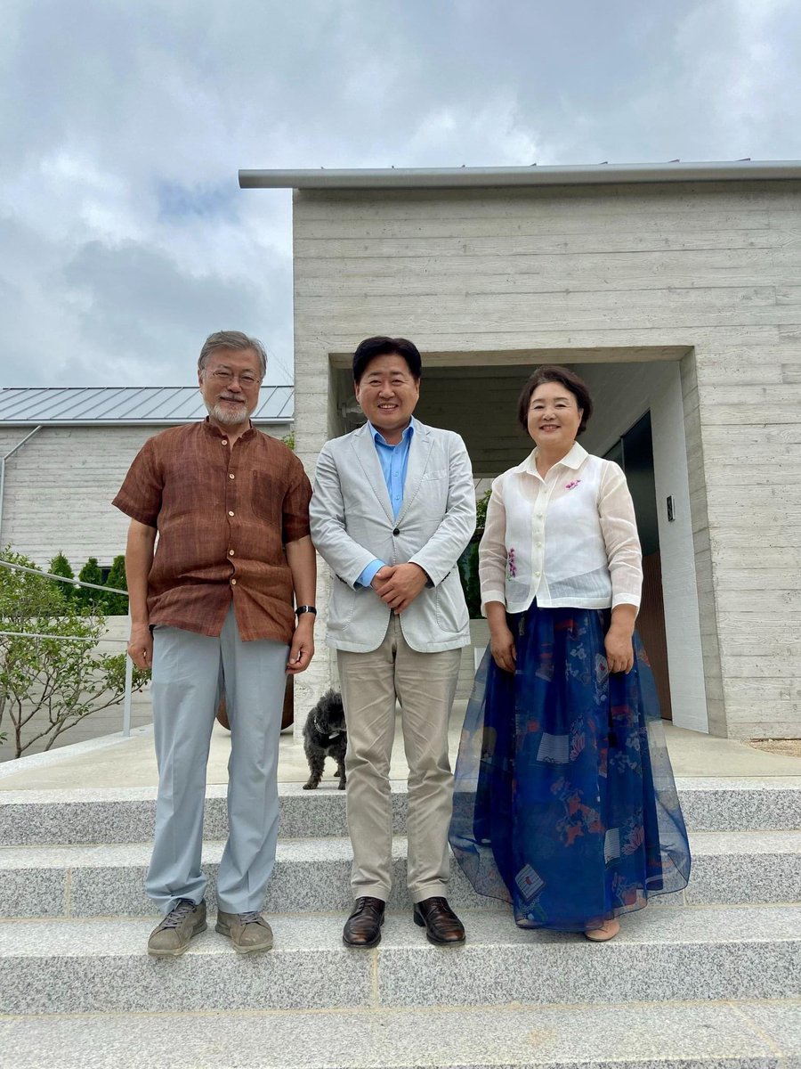 제주지사 오영훈 당선인

어제 양산 평산마을을 찾아 문재인 전 대통령님과 김정숙 여사님을 뵙고 왔습니다. 또 다른 가족 토리도 반갑게 환영해 주었습니다. 

제주도민을 대표해, 제주4·3의 정의로운 해결을 위한 대통령님의 진정성 있는 노력과 결단, 결실에 깊은 감사를 드렸습니다.