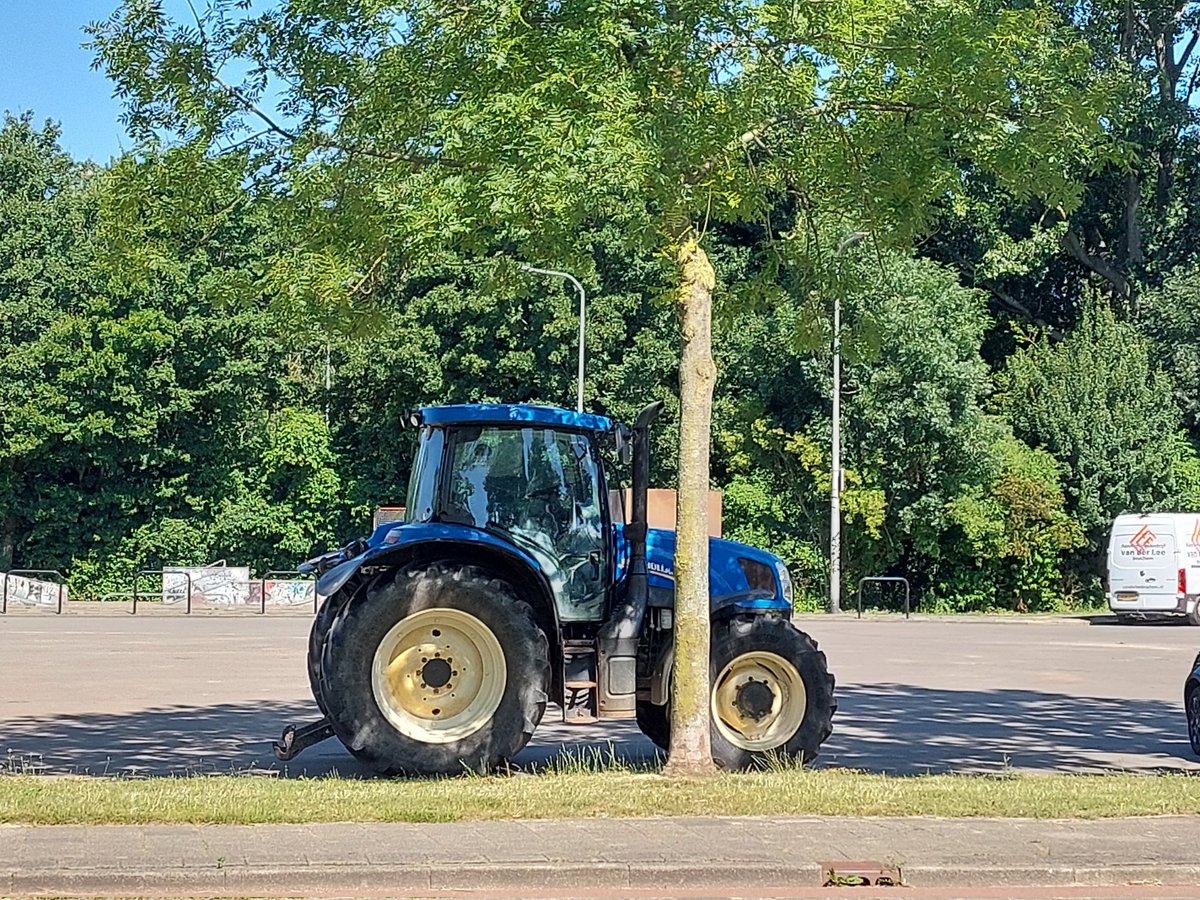 RaffiTrapman's tweet photo. In Waddinxveen wil het boerenprotest nog niet echt van de grond komen... 😉
#sniep #dreef #Waddinxveen #boerenprotest https://t.co/EFfa6CSdjM