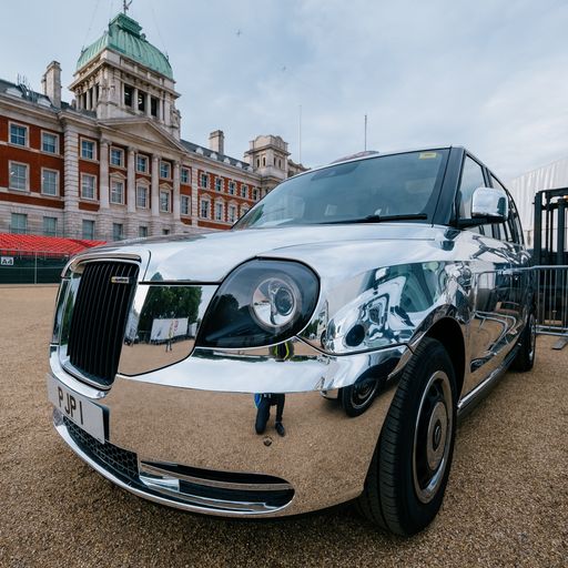 Kate Moss, Naomi Campbell and three show-stopping taxis…

How the @LondonEVCompany shone for the Queen’s Jubilee: ast.co.uk/kate-moss-naom…

#carwrap #chromecarwrap #London #platinumjubilee #jubilee #carwrapping #transportbranding #plattyjoobs