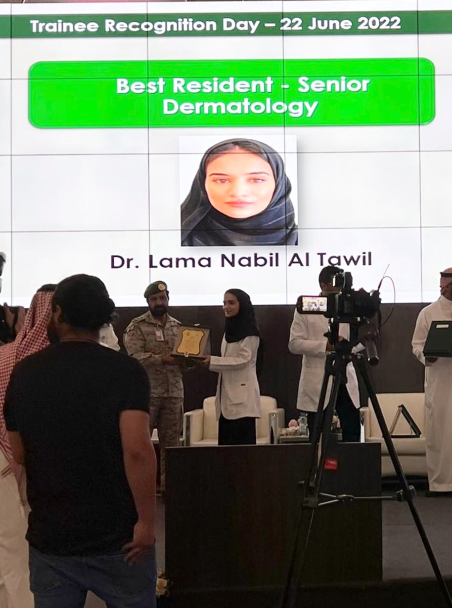Dr_lamaAltawil's tweet photo. الحمد لله ✨

Today I have been awarded as Best Senior Resident 🥇

A moment of gratitude to my program director @AljahaniNaif and the entire Dermatology Department for supporting and honoring me with such an award.

Thank you ! https://t.co/0jT3L60YgY