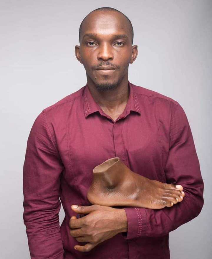 AfricanHub_'s tweet image. Meet John, he is a skilled craftsman from Nigeria 🇳🇬 who is paving the way in prosthetics for darker skin tones. He's very talented