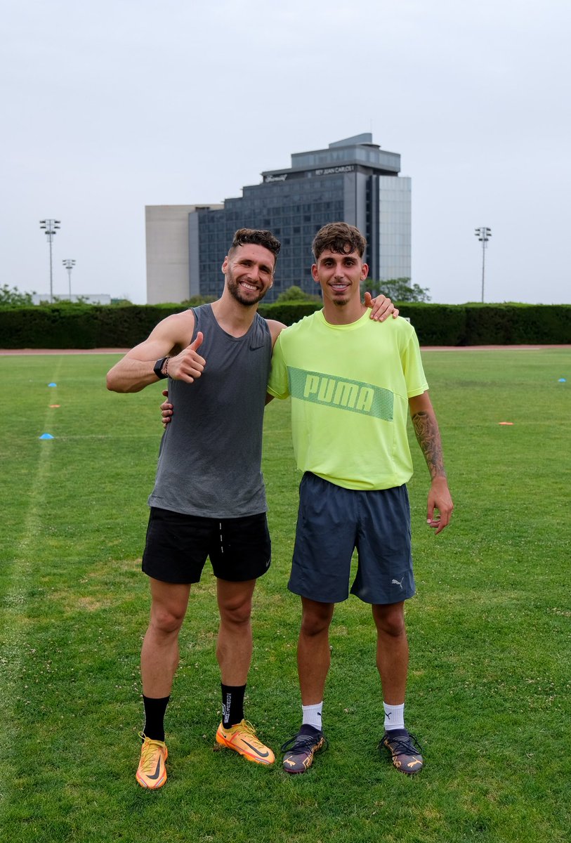 UniqueSG_ES's tweet photo. Summer workout for @_josemarsa & @gomez_sergi in Barcelona 🛠
#PreSeasonMode https://t.co/gJhoa88ilg
