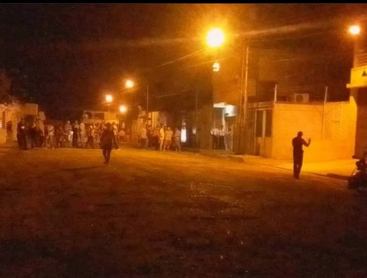 OficialTvllanos's tweet photo. Habitantes de la calle Negro Primero de #ValledelaPascua denúnciaron sobre #detonación de una presunta granada contra un reconocido local comercial del municipio Infante #Guarico dañando parte de su estructura física aproximadamente a las 9pm de este martes. https://t.co/1BhswDd0Za