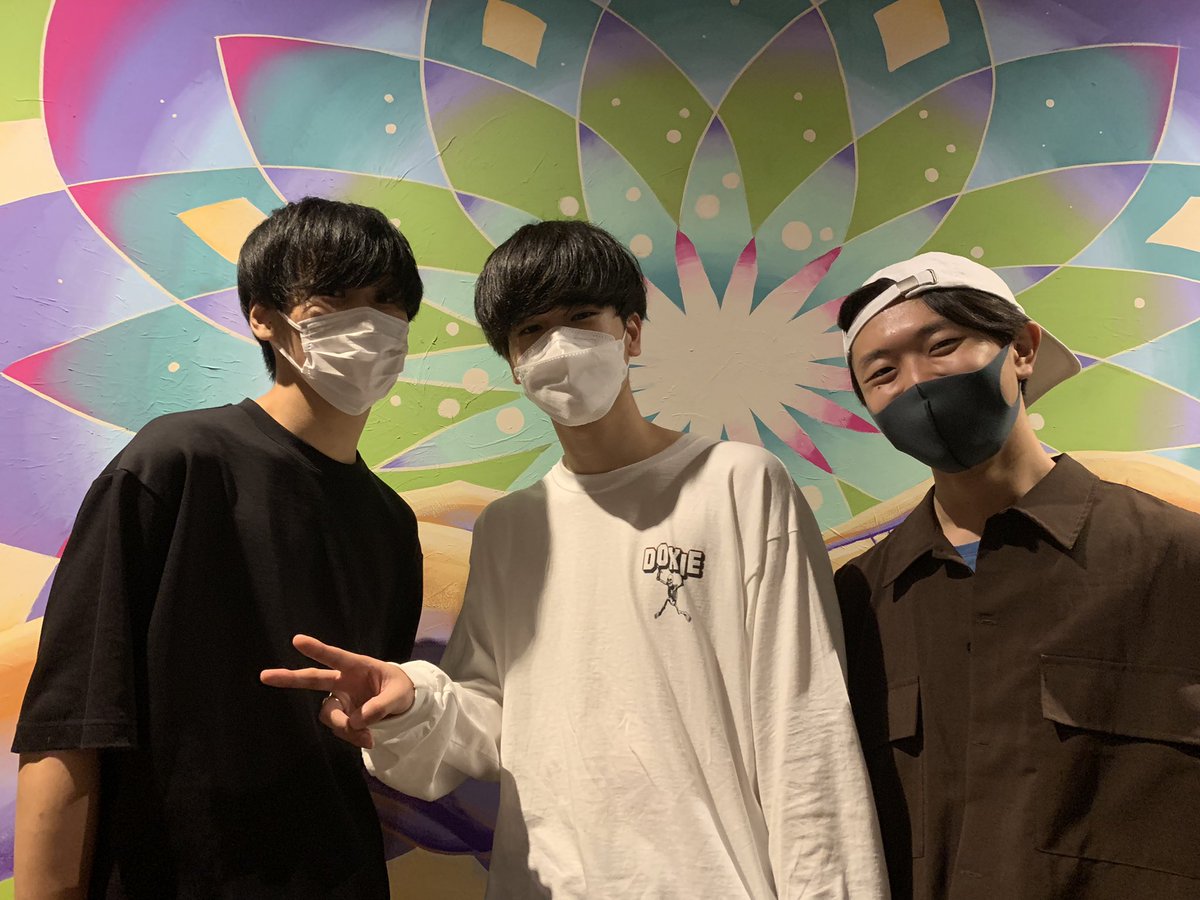 endscaperi's tweet photo. 💐MUSIC PLACE vol.19💐
3組目 https://t.co/nN4und7Cyp(@MUSHRO_band)
バンドやりたい、ライブやりたい、
全身全霊、怖いもの無し
いいバンドだと勘が知らせてくる…大博打の末の勝ちでした。
ご出演ありがとうございました!
#MUSICPLACE
#MUSHRO.mo
#下北沢
#バンド
#ライブ
#音楽
#邦ロック https://t.co/zyJ0KJFYFB
