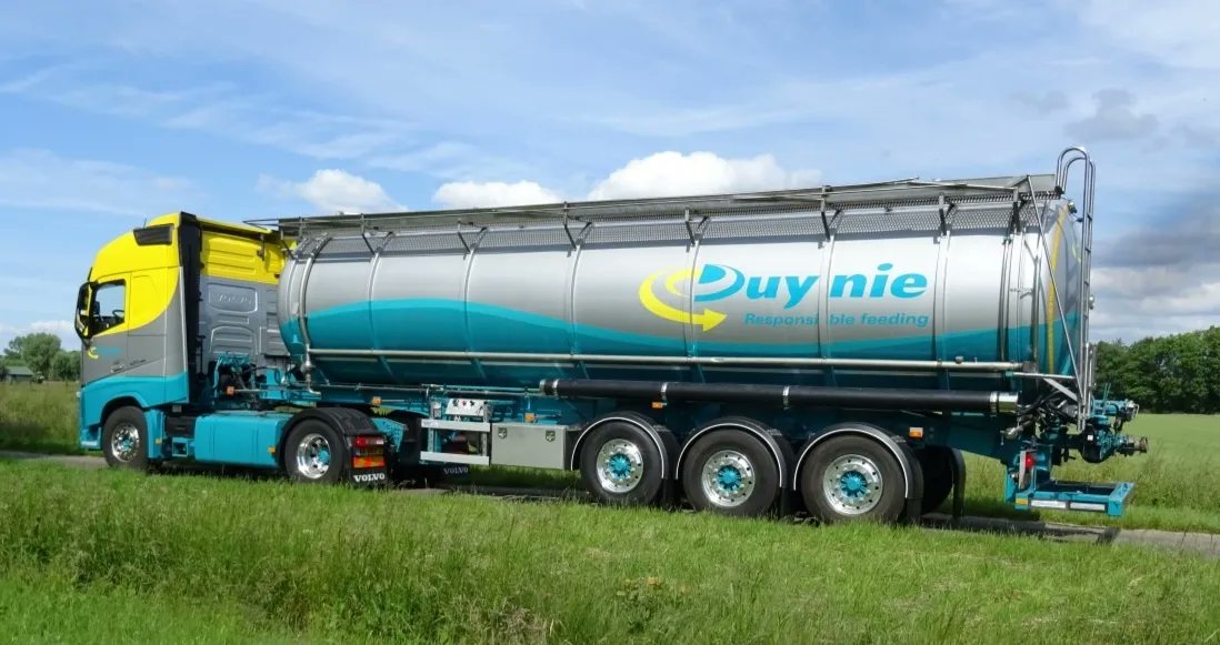 Burgtrailers's tweet photo. Oude tankkipper van Duynie begint aan een 2e leven.

In opdracht van Burg Service Barneveld hebben wij een compleet nieuw chassis voor deze 24 jaar oude oplegger gemaakt.
#2ndlife
#mooigeworden
#tankoplegger https://t.co/nkfQ5ZLrJc