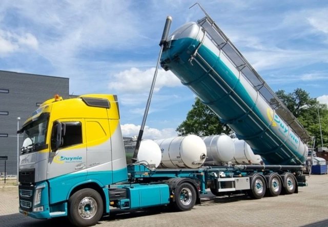 Burgtrailers's tweet photo. Oude tankkipper van Duynie begint aan een 2e leven.

In opdracht van Burg Service Barneveld hebben wij een compleet nieuw chassis voor deze 24 jaar oude oplegger gemaakt.
#2ndlife
#mooigeworden
#tankoplegger https://t.co/nkfQ5ZLrJc