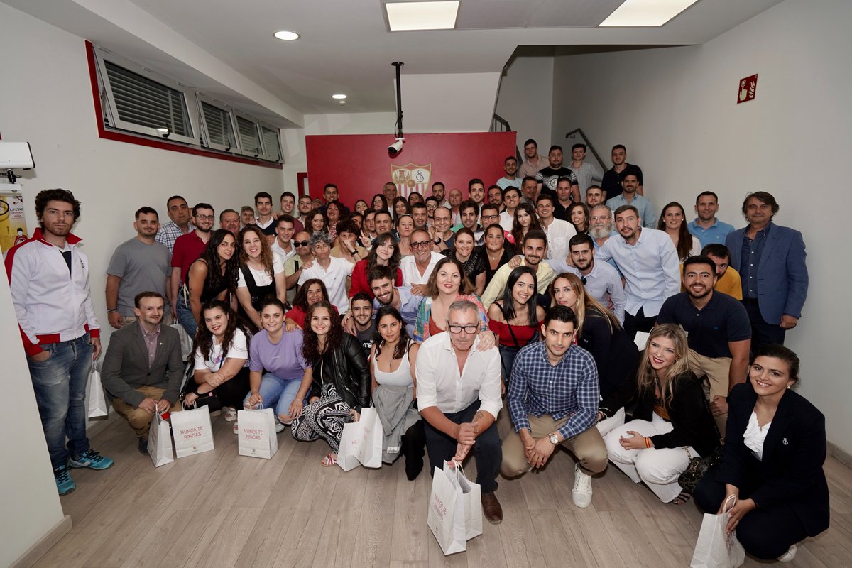 Fundacion1890's tweet photo. 📸 Foto de familia con el voluntariado del @SevillaFC tras recibir los diplomas, de la mano de Antonio Álvarez. 🏅

🤗 Gracias de nuevo a tod@s l@s voluntari@s del #SevillaFC por esta gran temporada.  🫶🏽

#NuncaTeRindas #FundaciónSevillaFC https://t.co/DsSaxPqHbv