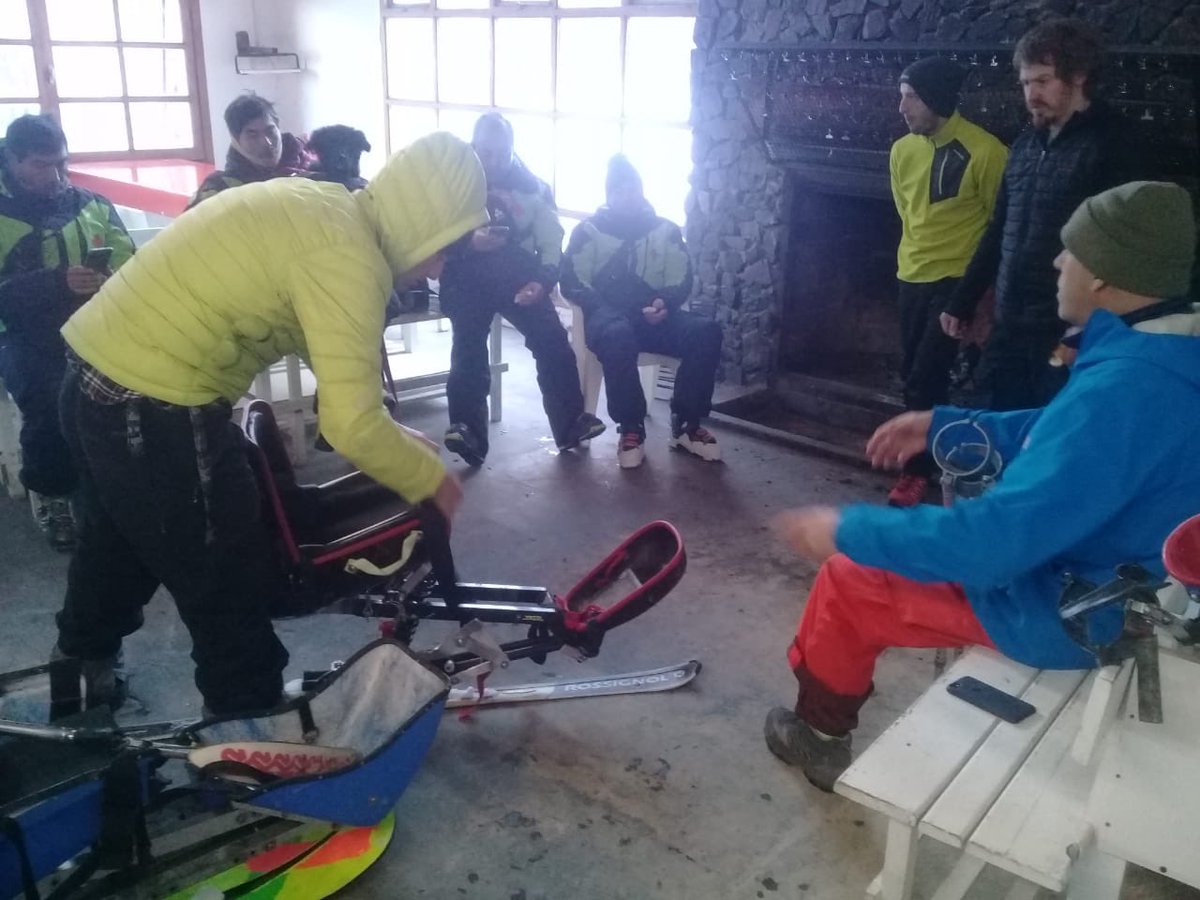 AndinoEsquel's tweet photo. En el Refugio René Eggmann los instructores de ski adaptado capacitaron al personal de pistas del @camlahoya ⛷🏂❄️ https://t.co/WoClQjzRc0