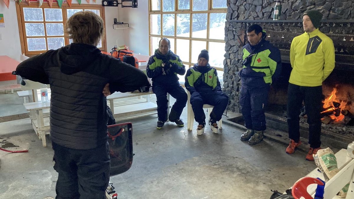 AndinoEsquel's tweet photo. En el Refugio René Eggmann los instructores de ski adaptado capacitaron al personal de pistas del @camlahoya ⛷🏂❄️ https://t.co/WoClQjzRc0