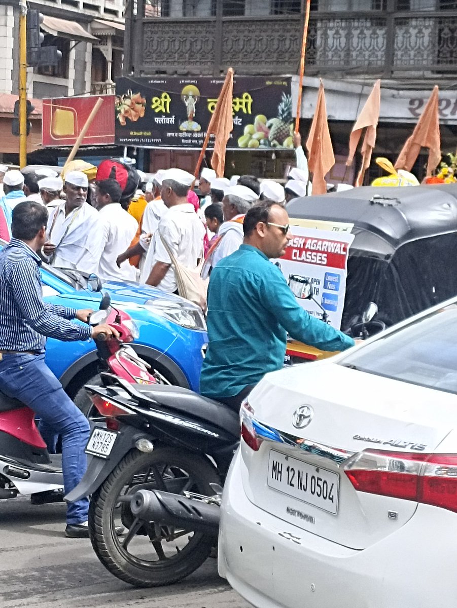 law_pune's tweet photo. वाहन दिंडी मध्ये गुसत आहेत व इतक्या गर्दी व मोक्याच्या ठिकाणी अशा प्रसंगी वाहतूक नियंत्रण करण्या ऐव��ी गप्पा मारत ढिसाळ कारभार आपल्या जबाबदार कर्मचाऱ्यांकडून होत आहे ठिकाण : शिवाजी पुतळा ,कोर्ट जवळ पुणे दि. २२/६/२०२२
@CPPuneCity @PuneCityTraffic @AjitPawarSpeaks https://t.co/c3bGFNoJqW