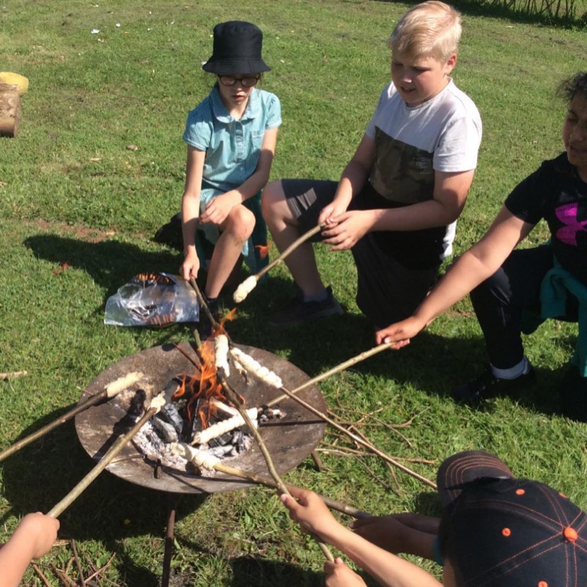 Springwood_Prm's tweet photo. We had loads of fun in outdoor learning today!! We made bread and cooked it on the fire 🔥

#springyear5and6 #springoutdoors #springhealthandwellbeing https://t.co/4FGZ3ElBCE