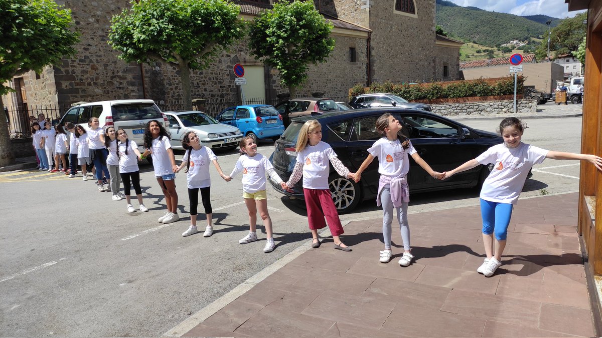 FRH_Europe's tweet photo. 🙌We were also fascinated by this group of 3rd-grade students, who formed a human chain between the @CELebaniegos and the local church in Potes⛪️.
Thanks for making this #RunForHeritage another great success💪! #EuropeanYearOfYouth #EYY2022 https://t.co/2Tl26xhiJZ