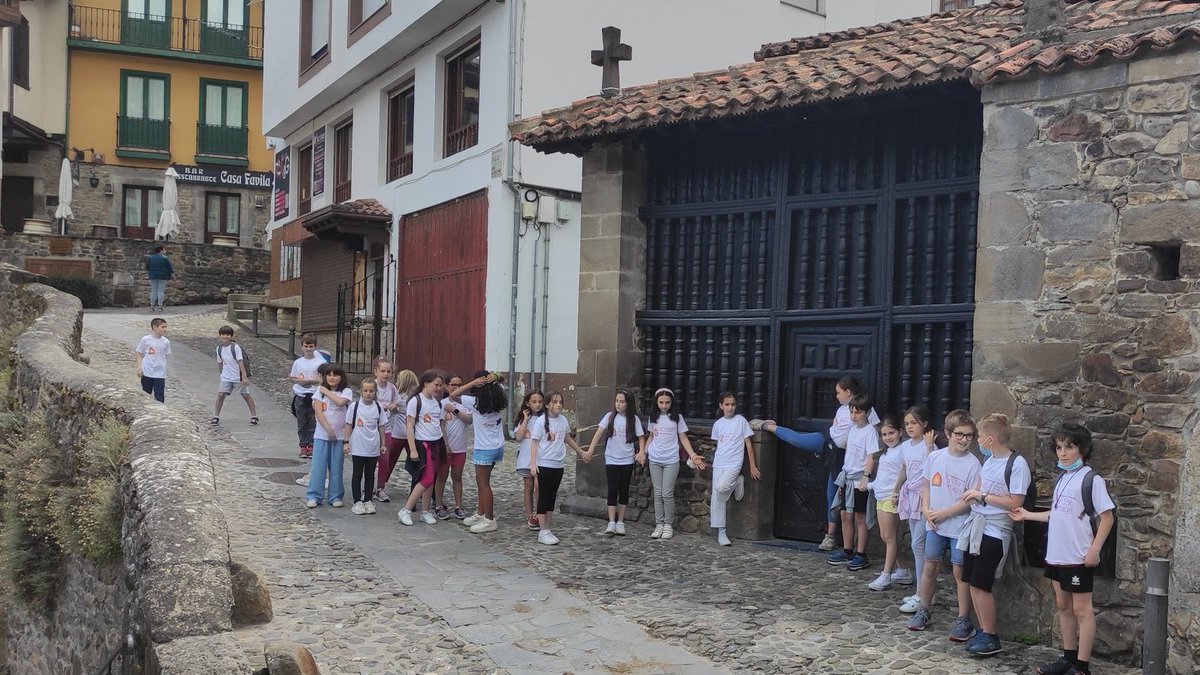 FRH_Europe's tweet photo. 🙌We were also fascinated by this group of 3rd-grade students, who formed a human chain between the @CELebaniegos and the local church in Potes⛪️.
Thanks for making this #RunForHeritage another great success💪! #EuropeanYearOfYouth #EYY2022 https://t.co/2Tl26xhiJZ
