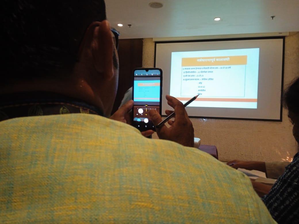 ngo_smart's tweet photo. Dr Gopal Pandge Senior Consultant, @UNICEFIndia explaining the importance of Nutrition in the First 1000 Days of a child's life
#smartngo #health #nutrition #earlychildhooddevelopment #poshan #communitymedia #communutyradiobroadcasters https://t.co/PIE9NLrNUe