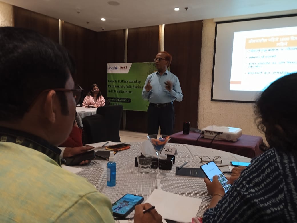 ngo_smart's tweet photo. Dr Gopal Pandge Senior Consultant, @UNICEFIndia explaining the importance of Nutrition in the First 1000 Days of a child's life
#smartngo #health #nutrition #earlychildhooddevelopment #poshan #communitymedia #communutyradiobroadcasters https://t.co/PIE9NLrNUe
