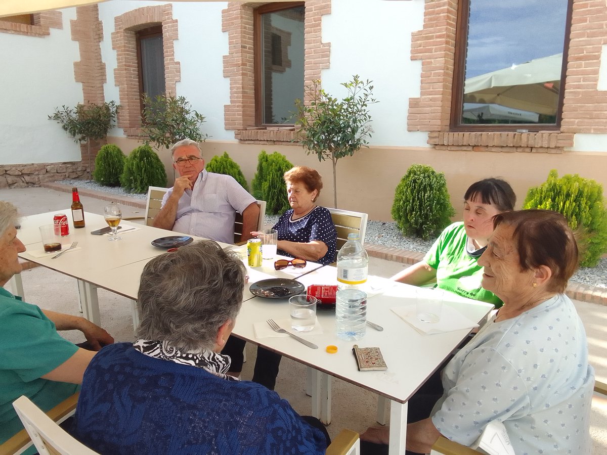 Este año hemos realizado muchas actividades en todos los pueblos de la sierra. Con una nueva normalidad después de hacer las actividades finales, una pequeña merienda de despedida, dónde entregamos una orla, con todos aquellos que superaron los cursos que habían iniciado.
