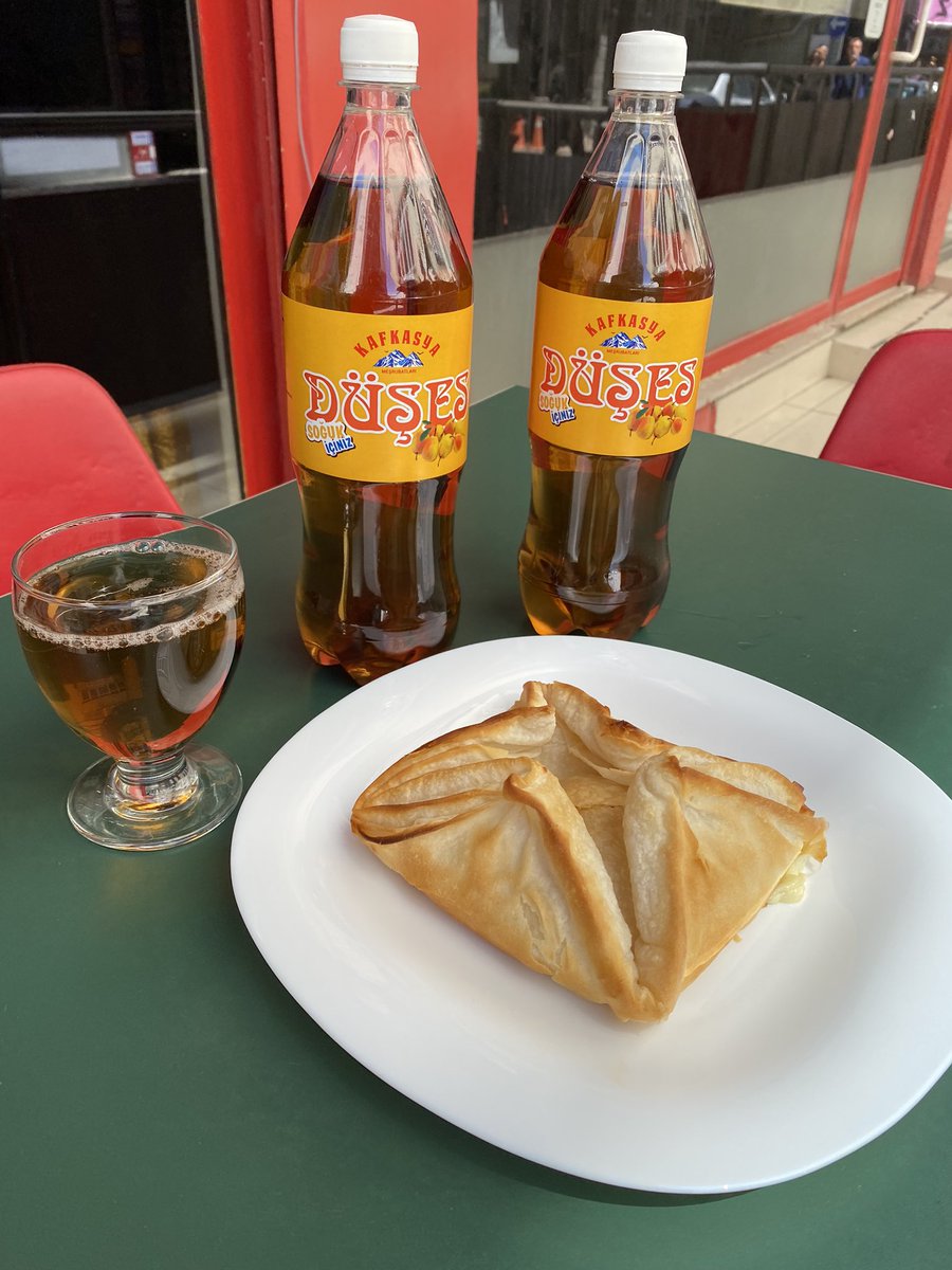 GurcuKafe's tweet photo. Armut Suyu serinliği ve çıtır Penovani lezzeti 🤩
#armutsuyu #tarhun #penovani #gürcükafe #gürcümarket #georgianmarket #georgiancafe #kvas #kvass https://t.co/e0zTy5AI4Q