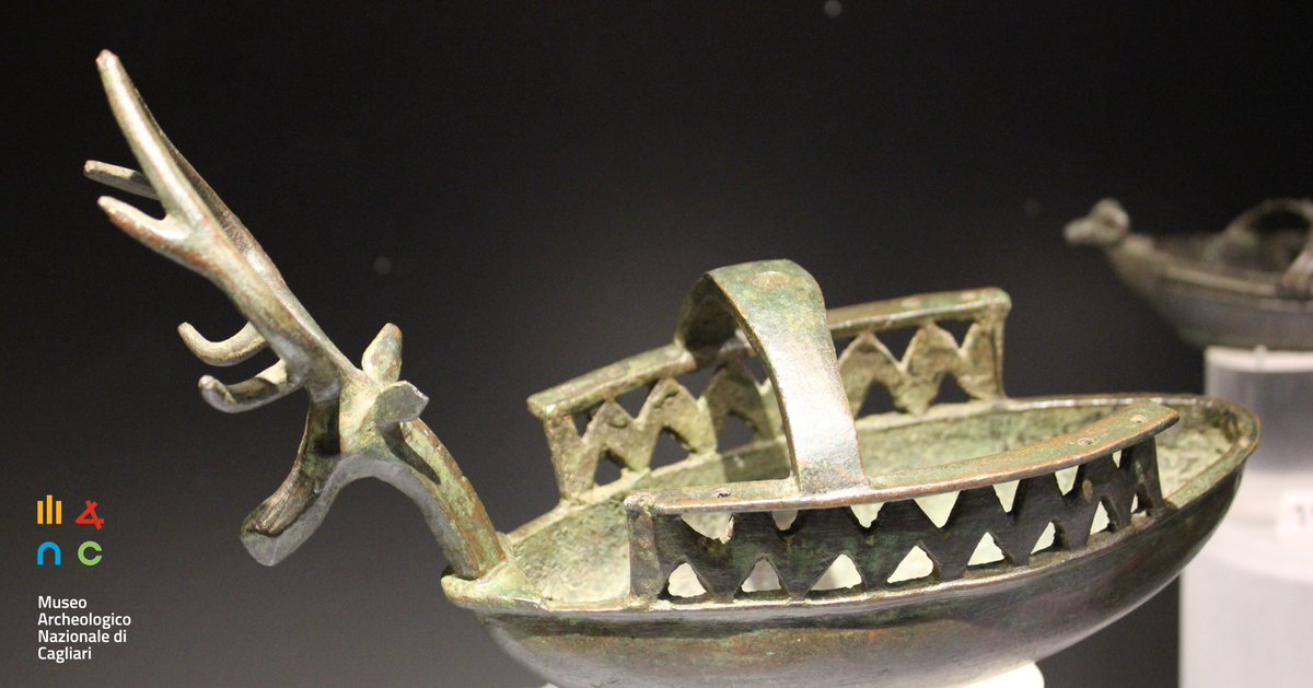MuseoArcheoCa's tweet photo. Siete già pronti per le #vacanze? ☀️🏖️
Le nostre navicelle vi aspettano al Museo 🌊⛵️
come questa rinvenuta presso il nuraghe Spiena di #Erula con una imponente protome di cervo sulla prua 🦌 https://t.co/0p2qWsRMyk