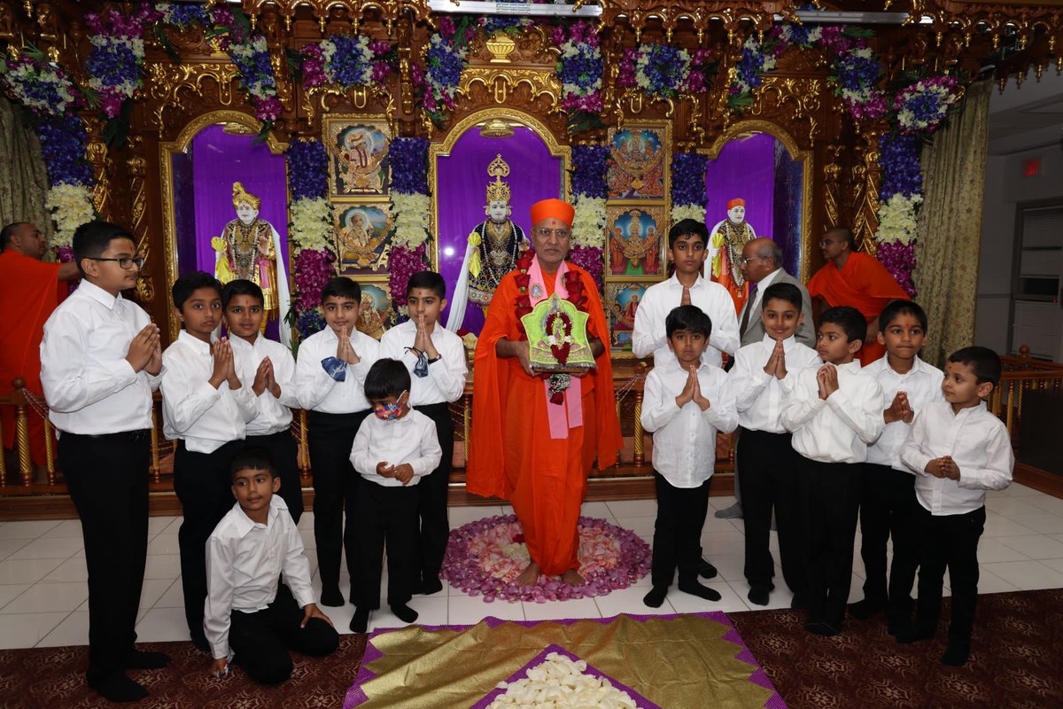 SGadiNewJersey's tweet photo. Acharya Shree Jitendriyapriyadasji Swamiji Maharaj arrives at Shree Swaminarayan Temple, Secaucus for His Inaugural North America Vicharan.
#SGadiNorthAmerica #SwaminarayanGadi
#AcharyaSwamijiMaharaj #Bapa
#NorthAmericaVicharan #Swaminarayan #SecaucusTemple #NewJerseyMandir https://t.co/cs23dnC4Hg