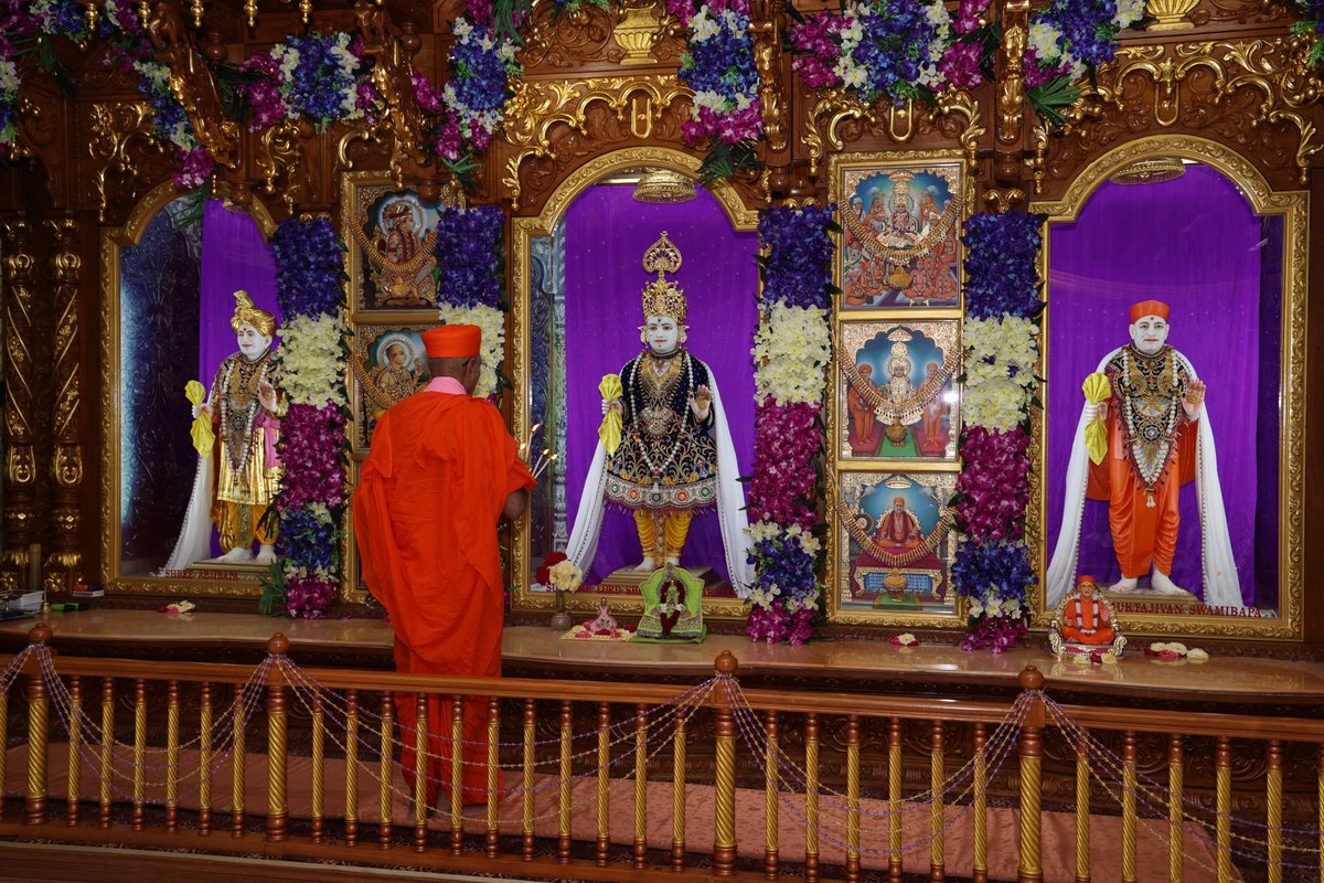 SGadiNewJersey's tweet photo. Acharya Shree Jitendriyapriyadasji Swamiji Maharaj arrives at Shree Swaminarayan Temple, Secaucus for His Inaugural North America Vicharan.
#SGadiNorthAmerica #SwaminarayanGadi
#AcharyaSwamijiMaharaj #Bapa
#NorthAmericaVicharan #Swaminarayan #SecaucusTemple #NewJerseyMandir https://t.co/cs23dnC4Hg