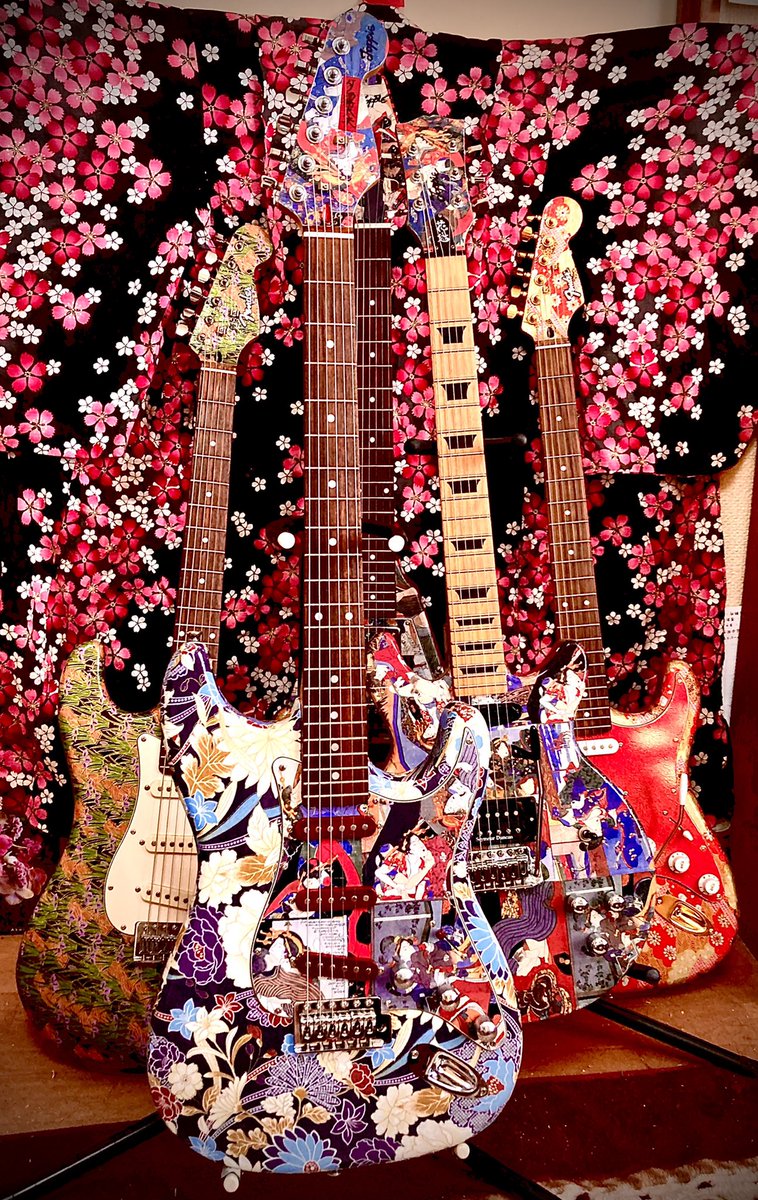 GuitarsToppie's tweet photo. 我が家にて｢花魁道中｣が
執り行われました😄😄😄

#花魁道中
#自作ギター
#ペイントギター https://t.co/mVnz97dyvl
