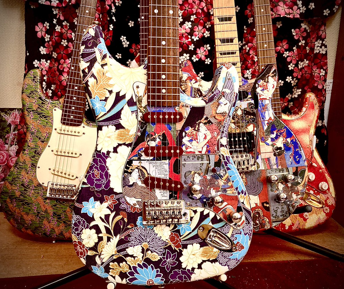 GuitarsToppie's tweet photo. 我が家にて｢花魁道中｣が
執り行われました😄😄😄

#花魁道中
#自作ギター
#ペイントギター https://t.co/mVnz97dyvl