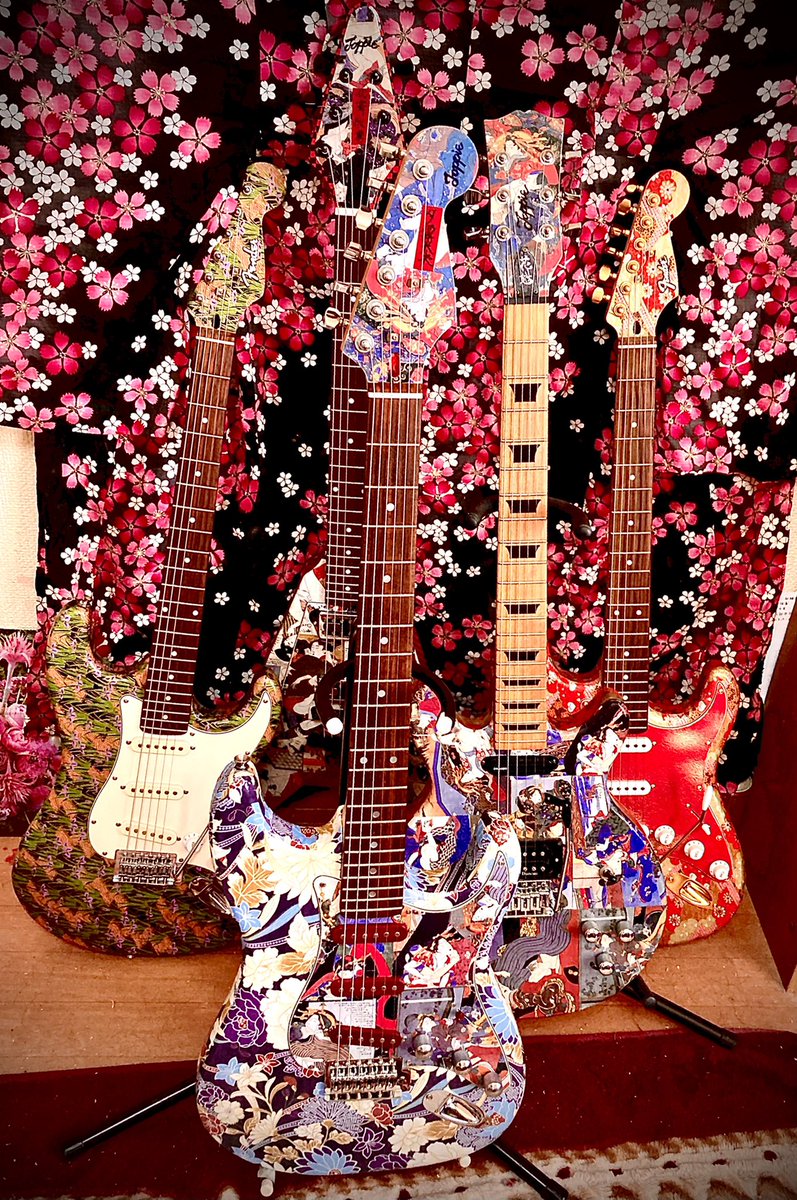 GuitarsToppie's tweet photo. 我が家にて｢花魁道中｣が
執り行われました😄😄😄

#花魁道中
#自作ギター
#ペイントギター https://t.co/mVnz97dyvl