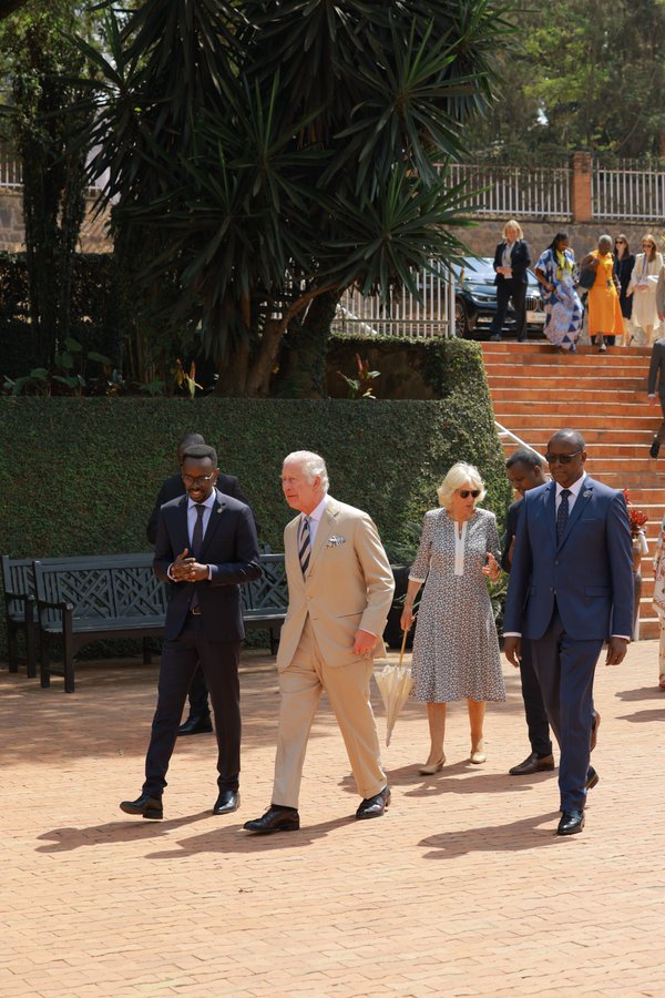flashfmrw's tweet photo. Igikomangoma mu bwami bw'u Bwongereza, Prince Charles yasuye Urwibutso rwa Jenoside rwa Kigali ahashyinguwe imibiri y'abazize Jenoside yakorewe Abatutsi mu 1994.
#Kwibuka #Rwanda #RwOT #CHOGM22 https://t.co/1t6hUPWG56